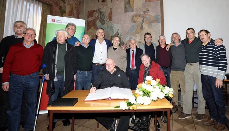 Deutschland, Aschaffenburg, Rathaus, 05.02.2018, Empfang fuer 40 Jahre Handball-Weltmeister von 1978 Bild: Die Handball-Weltmeister von 1978 v. lk. Manfred Hofmann, Jürgen Söhngen, Rudolf Spengler, Manfred Freisler, Gerd Rosendahl, Kurt Klühspies, Vlado Stenzel, Claus Hormel, Heinz Jacobsen, Joachim Deckarm, Heiner Brand, Horst Spengler, Dieter Waltke, Claus Fey und Arnulf Meffle Copyright: HMBxMedia xHeikoxBecker