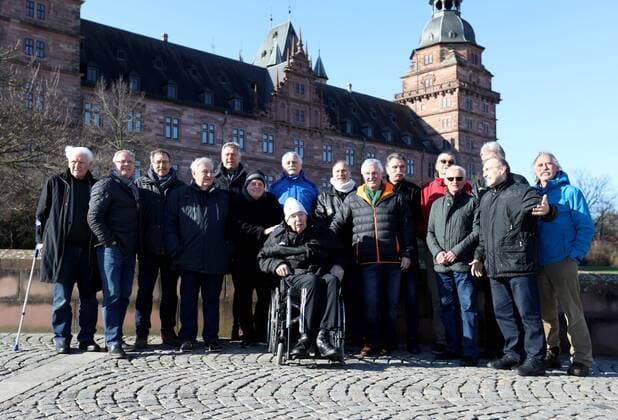 Deutschland, Aschaffenburg, Rathaus, 05.02.2018, Empfang fuer 40 Jahre Handball-Weltmeister von 1978 Bild: Die Handball-Weltmeister von 1978 vor dem Schloss Johannisburg in Aschaffenburg Copyright: HMBxMedia xHeikoxBecker