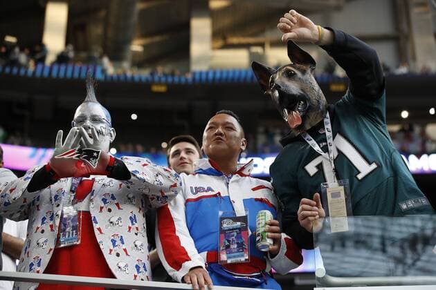 February 4, 2018 - Minneapolis, MN, U.S.A - Fans from both the New England Patriots and Philadelphia Eagles engaged in some gamesmanship in the stands Sunday at Super Bowl LII. ...... ¢ Carlos. Gonzalez@startribune.com....The New England Patriots met the Philadelphia Eagles in Super Bowl LII Sunday evening, February 4, 2017 at U.S. Bank Stadium in Minneapolis. NFL American Football Herren USA 2018: Super Bowl LII: Eagles 41:33 Patriots - ZUMAm42_ 20180204_zaf_m42_103 Copyright: xCarlosxGonzalezx