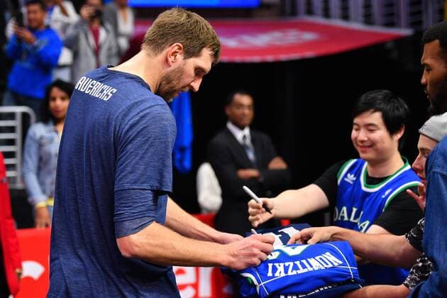 LOS ANGELES, CA - FEBRUARY 05: Dallas Mavericks Center Dirk Nowitzki (41) signs a fan s jersey before an NBA Basketball Herren USA game between the Dallas Mavericks and the Los Angeles Clippers on February 5, 2018 at STAPLES Center in Los Angeles, CA. (Photo by Brian Rothmuller Icon Sportswire) NBA: FEB 05 Mavericks at Clippers Icon180205004 EDITORIAL USE ONLY