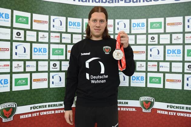 Handball, Herren, 1. Bundesliga, Saison 2017 18, Füchse Berlin, Pressegespräch, Mattias Zachrisson (Nr. 21, Füchse Berlin) präsentiert die bei der Handball-EM gewonnene Silbermedaille, 05.02.18, Copyright: xMichaelxHundtx xMatthiasxKochx