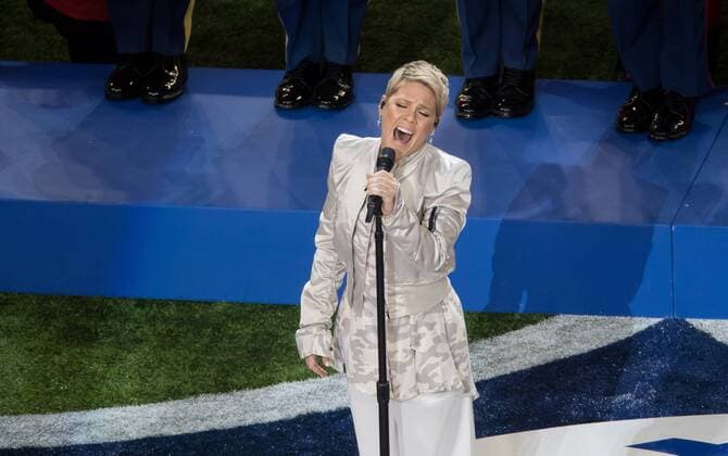 February 5, 2018 - Minnesota, Minnesota, USA - Pink sings the National Anthem for the Super Bowl at the U.S. Bank Stadium, Feb. 05, 2018. Zuma Eagles beats Patriots 41-33 - ZUMAk13_ 20180205_zap_k13_005 Copyright: xPaulxKurodax
