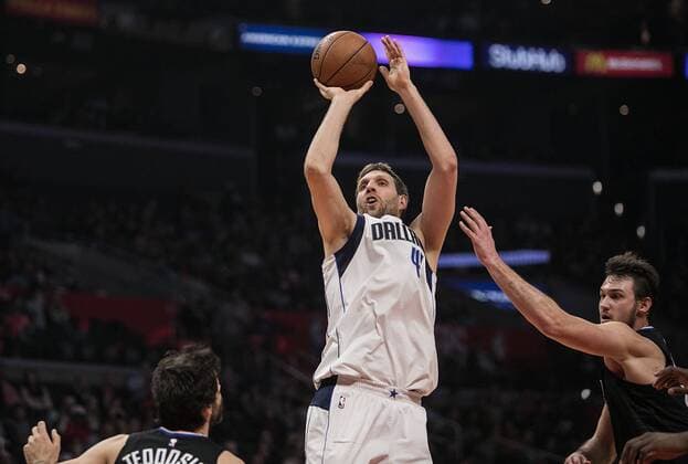 Bilder des Tages - SPORT February 5, 2018 - Los Angeles, California, U.S - Dirk Nowitzki 41 of the Dallas Mavericks takes a shot during their NBA Basketball Herren USA game with the Los Angeles Clippers on Monday February 5, 2018 at the Staples Center in Los Angeles, California. Dirk Nowitzki joined another elite NBA club when he reached the 50,000-minute milestone. Clippers defeat Mavericks, 104-101. Dirk Nowitzki reaches the 50,000-minute milestone - ZUMAp124 20180205_zaa_p124_048 Copyright: xJavierxRojasx
