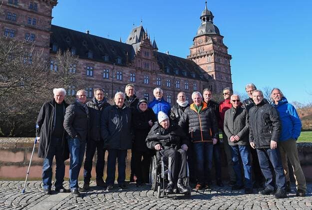 05.02.2018, xjhx, Handball, Empfang der Weltmeister von 1978 in Aschaffenburg, emspor v.l. Gruppenfoto vor dem Aschaffenburger Schloss Johannisburg Aschaffenburg
