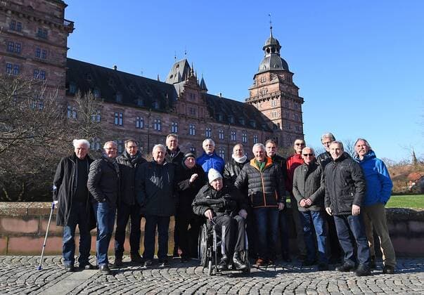 05.02.2018, xjhx, Handball, Empfang der Weltmeister von 1978 in Aschaffenburg, emspor v.l. Gruppenfoto vor dem Aschaffenburger Schloss Johannisburg Aschaffenburg