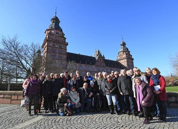 05.02.2018, xjhx, Handball, Empfang der Weltmeister von 1978 in Aschaffenburg, emspor v.l. Gruppenfoto vor dem Aschaffenburger Schloss Johannisburg und den Ehefrauen und Helfern Aschaffenburg