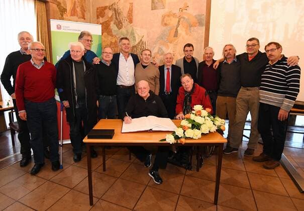 05.02.2018, xjhx, Handball, Empfang der Weltmeister von 1978 in Aschaffenburg, emspor v.l. Gruppenfoto im Rathaus, Manfred Hofmann, Jürgen Söhngen, Rudolf Spengler, Manfred Freisler, Gerd Rosendahl, Kurt Kluehspies, Trainer Vlado Stenzel (sitzend), Claus Hormel, Heinz Jacobsen, Joachim Deckarm, Heiner Brand, Horst Spengler, Dieter Waltke, Claus Fey, Arnuld Meffle Aschaffenburg