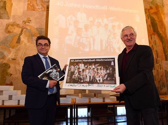 05.02.2018, xjhx, Handball, Empfang der Weltmeister von 1978 in Aschaffenburg, emspor v.l. Oberbürgermeister der Stadt Aschaffenburg Klaus Herzog, Kapitän Horst Spengler Aschaffenburg