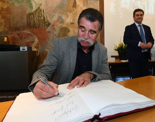 05.02.2018, xjhx, Handball, Empfang der Weltmeister von 1978 in Aschaffenburg, emspor v.l. Heiner Brand trägt sich ins goldene Buch der Stadt Aschaffenburg ein Aschaffenburg