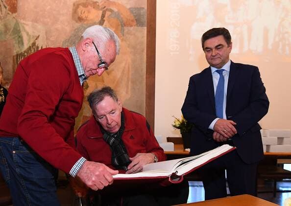 05.02.2018, xjhx, Handball, Empfang der Weltmeister von 1978 in Aschaffenburg, emspor v.l. Joachim Deckarm trägt sich ins goldene Buch der Stadt Aschaffenburg ein, Oberbürgermeister der Stadt Aschaffenburg Klaus Herzog Aschaffenburg