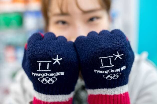 Themen der Woche - SPORT Bilder des Tages - SPORT GANGNEUNG, SOUTH KOREA - FEBRUARY 6, 2018: Visitors choose souvenirs in a PyeongChang 2018 shop in Gangneung, a city hosting indoor events of the 23rd Winter Olympic Games Olympische Spiele Olympia OS scheduled to start on February 9 in Pyeongchang. Sergei Bobylev TASS  TS072755
