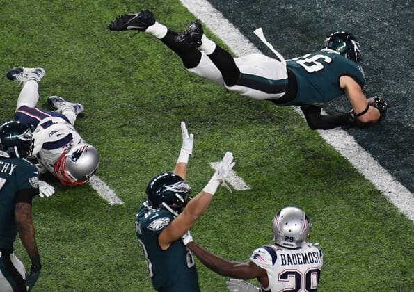 Philadelphia Eagles tight end Zach Ertz catches an 11-yard game winning touchdown pass against the New England Patriots in the fourth quarter in Super Bowl LII at U.S. Bank Stadium in Minneapolis, Minnesota on February 4, 2018. The Eagles win first ever Super Bowl 41-33 over the Patriots. (FILE PHOTO)  SBP2018020601 JONxSOOHOO