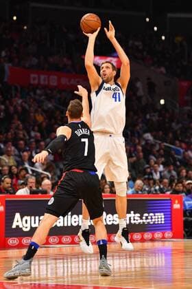 LOS ANGELES, CA - FEBRUARY 05: Dallas Mavericks Center Dirk Nowitzki (41) shoots over Los Angeles Clippers Forward Sam Dekker (7) during an NBA Basketball Herren USA game between the Dallas Mavericks and the Los Angeles Clippers on February 5, 2018 at STAPLES Center in Los Angeles, CA. (Photo by Brian Rothmuller Icon Sportswire) NBA: FEB 05 Mavericks at Clippers Icon180205082 EDITORIAL USE ONLY