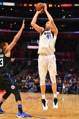 LOS ANGELES, CA - FEBRUARY 05: Dallas Mavericks Center Dirk Nowitzki (41) shoots over Los Angeles Clippers Forward Wesley Johnson (33) during an NBA Basketball Herren USA game between the Dallas Mavericks and the Los Angeles Clippers on February 5, 2018 at STAPLES Center in Los Angeles, CA. (Photo by Brian Rothmuller Icon Sportswire) NBA: FEB 05 Mavericks at Clippers Icon180205083 EDITORIAL USE ONLY