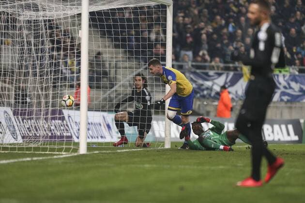 February 6, 2018 - Sochaux, France - Edinson Cavani of PSG puts his side 2-1 ahead during the French Cup match between Sochaux and Paris Saint Germain at Stade Auguste Bonal on February 6, 2018 in Montbeliard, France. Sochaux v Paris Saint Germain - French Cup  - ZUMAn230 20180206_zaa_n230_522 Copyright: xElyxandroxCegarrax