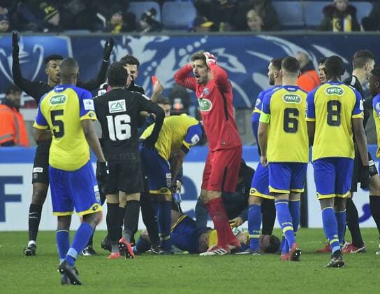 Bilder des Tages - SPORT Carton rouge Trapp Kevin FOOTBALL : Coupe de France 8 e de Finale - Sochaux vs PSG 06 02 2018 MAO Panoramic 