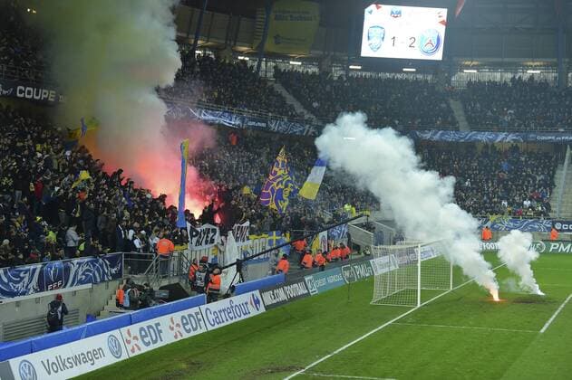 Ambiance fumigenes FOOTBALL : Coupe de France 8 e de Finale - Sochaux vs PSG 06 02 2018 MAO Panoramic 