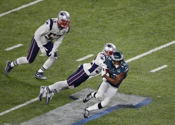February 04, 2018 Philadelphia Eagles wide receiver Nelson Agholor (13) makes a catch and is tackled by New England Patriots free safety Devin McCourty (32) Super Bowl LII between the Philadelphia Eagles and New England Patriots at U.S. Bank Stadium in Minneapolis, MN. CSM NFL American Football Herren USA 2018: Super Bowl LII FEB 04 - ZUMAc04_ 20180204_zaf_c04_330 Copyright: xCharlesxBausx