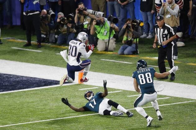 February 04, 2018 Philadelphia Eagles wide receiver Alshon Jeffery (17) attempts to make a catch as New England Patriots strong safety Duron Harmon (30) intercepts the pass during Super Bowl LII between the Philadelphia Eagles and New England Patriots at U.S. Bank Stadium in Minneapolis, MN. CSM NFL American Football Herren USA 2018: Super Bowl LII FEB 04 - ZUMAc04_ 20180204_zaf_c04_361 Copyright: xCharlesxBausx