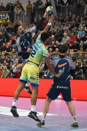 Handball, Herren, EHF-Pokal, Saison 2017 18, Gruppe B, Füchse Berlin - Saint-Raphael Var Handball, Fabian Wiede (Nr. 3, Füchse Berlin), Adrien Dipanda (Nr. 32, Saint-Raphael Var Handball), Erik Schmidt (Nr. 28, Füchse Berlin), 07.02.18, Copyright: xMatthiasxKochx