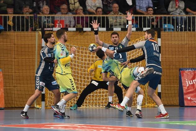 Handball, Herren, EHF-Pokal, Saison 2017 18, Gruppe B, Füchse Berlin - Saint-Raphael Var Handball, Fabian Wiede (Nr. 3, Füchse Berlin), Alexander Lynggaard (Nr. 14, Saint-Raphael Var Handball), Daniel Sarmiento (Nr. 11, Saint-Raphael Var Handball),, Drago Vukovic (Nr. 6, Füchse Berlin), Jakov Gojun (Nr. 10, Füchse Berlin), 07.02.18, Copyright: xMatthiasxKochx