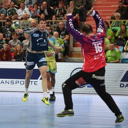 Handball, Herren, EHF-Pokal, Saison 2017 18, Gruppe B, Füchse Berlin - Saint-Raphael Var Handball, Kevin Struck (Nr. 7, Füchse Berlin), TW Mihai Popescu (Nr. 16, Saint-Raphael Var Handball), 07.02.18, Copyright: xMatthiasxKochx