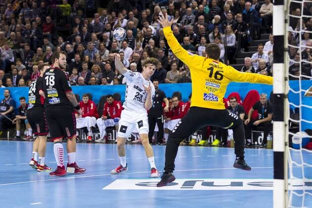 Rune Dahmke (Nr. 23, THW Kiel) gegen Roland Mikler (Nr. 16, Telekom Veszprem). THW Kiel vs Telekom Veszprem HC, Handball, EHF Champions League, 07.02.18 Kiel Schleswig-Holstein Germany Sparkassen-Arena Copyright: xAgentur54Gradx xFelixxKoenigx