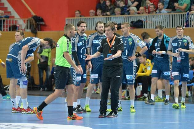Handball, Herren, EHF-Pokal, Saison 2017 18, Gruppe B, Füchse Berlin - Saint-Raphael Var Handball, Cheftrainer Velimir Petkovic (Füchse Berlin) diskutiert mit dem Schiedsrichter, 07.02.18, Copyright: xMatthiasxKochx