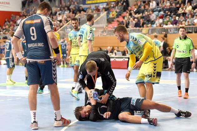Handball, Herren, EHF-Pokal, Saison 2017 18, Gruppe B, Füchse Berlin - Saint-Raphael Var Handball, Fabian Wiede (Nr. 3, Füchse Berlin) muss an der Schulter behandelt werden, 07.02.18, Copyright: xMatthiasxKochx