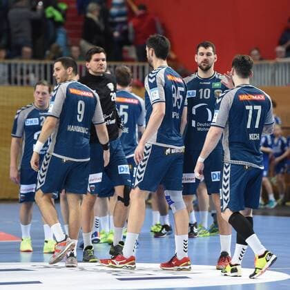 Handball, Herren, EHF-Pokal, Saison 2017 18, Gruppe B, Füchse Berlin - Saint-Raphael Var Handball, Enttäuschung nach Abpfiff, Stipe Mandalinic (Nr. 9, Füchse Berlin), Erik Schmidt (Nr. 28, Füchse Berlin), Marko Kopliar (Nr. 35, Füchse Berlin), Jakov Gojun (Nr. 10, Füchse Berlin), Johan Koch (Nr. 77, Füchse Berlin), 07.02.18, Copyright: xMatthiasxKochx