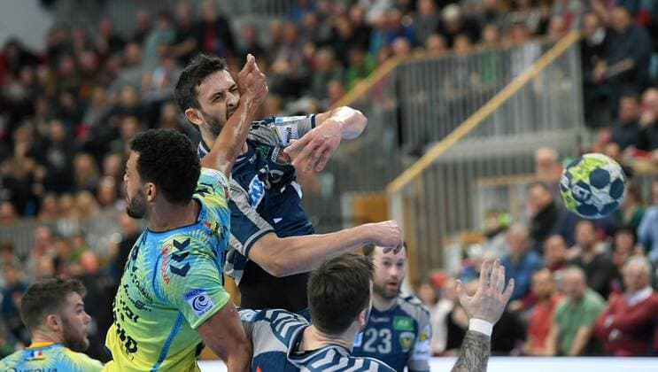 Potsdam 07.03.2018 MBS Arena Sportpark Luftschiffhafen Handball EHF Pokal Rueckrunde Fuechse BERLIN geg St Raphael Var ( FRA ) Adrien DIPANDA 32 St Raphael Marko KOPLJAR 35 Fuechse