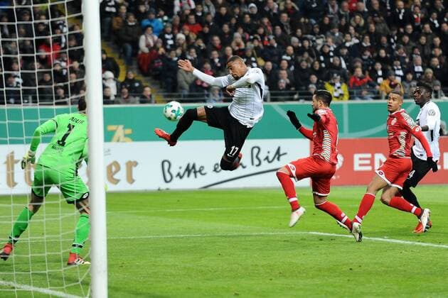 Themen der Woche - SPORT Bilder des Tages - SPORT Fußball DFB-Pokal Viertelfinale Eintracht Frankfurt - 1. FSV Mainz 05 am 07.02.2018 in der Commerzbank Arena in Frankfurt Kevin-Prince Boateng ( Frankfurt ), mitte mit einer Torchance *** Soccer German Cup quarterfinals Eintracht Frankfurt 1 FSV Mainz 05 on 07 02 2018 in the Commerzbank Arena in Frankfurt Kevin Prince Boateng Frankfurt mid with a scoring chance xTTx