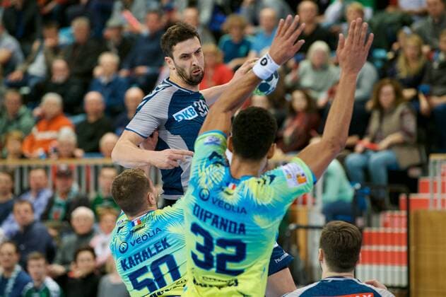 Potsdam 07.03.2018 MBS Arena Sportpark Luftschiffhafen Handball EHF Pokal Rueckrunde Fuechse BERLIN geg St Raphael Var ( FRA ) 21 : 26 vlnr Artsjom KARALEK 50 St Raphael Adrien DIPANDA 32 St Raphael Marko KOPLJAR 35 Fuechse