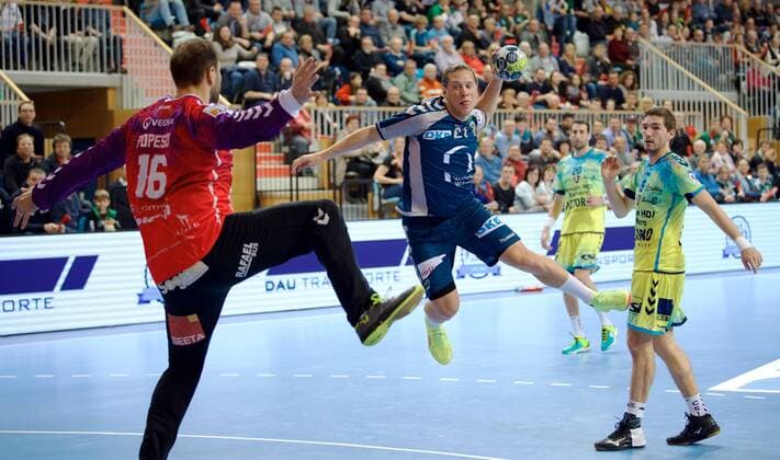 Potsdam 07.03.2018 MBS Arena Sportpark Luftschiffhafen Handball EHF Pokal Rueckrunde Fuechse BERLIN geg St Raphael Var ( FRA ) 21 : 26 vlnr TW Mihai POPESCU 16 St Raphael Mattias ZACHRISSON 21 Fuechse