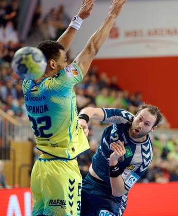 Potsdam 07.03.2018 MBS Arena Sportpark Luftschiffhafen Handball EHF Pokal Rueckrunde Fuechse BERLIN geg St Raphael Var ( FRA ) 21 : 26 vlnr Adrien DIPANDA 32 St Raphael geg Steffen FAETH ( FÄTH ) 23 Fuechse