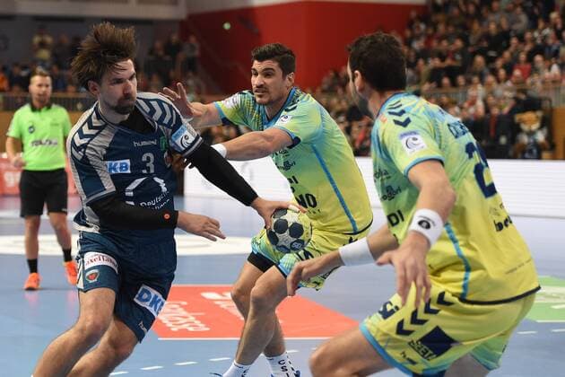 Handball, Herren, EHF-Pokal, Saison 2017 18, Gruppe B, Füchse Berlin - Saint-Raphael Var Handball, Fabian Wiede (Nr. 3, Füchse Berlin), Alexandru Simicu (Nr. 7, Saint-Raphael Var Handball), Raphael Caucheteux (Nr. 20, Saint-Raphael Var Handball), 07.02.18, Copyright: xMatthiasxKochx