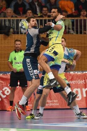 Handball, Herren, EHF-Pokal, Saison 2017 18, Gruppe B, Füchse Berlin - Saint-Raphael Var Handball, Jakov Gojun (Nr. 10, Füchse Berlin), Adrien Dipanda (Nr. 32, Saint-Raphael Var Handball), 07.02.18, Copyright: xMatthiasxKochx