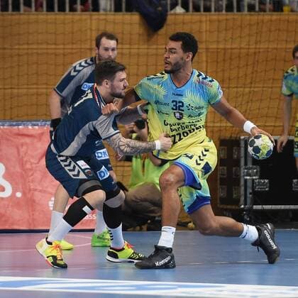 Handball, Herren, EHF-Pokal, Saison 2017 18, Gruppe B, Füchse Berlin - Saint-Raphael Var Handball, Johan Koch (Nr. 77, Füchse Berlin), Adrien Dipanda (Nr. 32, Saint-Raphael Var Handball), 07.02.18, Copyright: xMatthiasxKochx