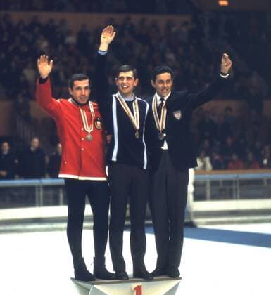 Olympische Winterspiele 1968 in Grenoble : Siegerehrung im Eischnellauf (500m) Olympiasieger Erhard Keller ( BR Deutschland ) in der Mitte, links Richard McDermott mit Silber und rechts Magne Thomassen (Norwegen) mit Bronze *** At the Winter Olympics in Grenoble in 1968 awards ceremony in the Eischnellauf 500 m Olympic champion Erhard Keller BR Germany in the middle left Richard McDermott with silver and right Magne Thomassen Norway with bronze HM