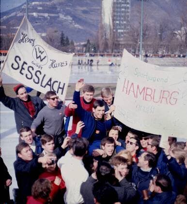 Olympische Winterspiele 1968 in Grenoble : Eischnellauf (500m) Olympiasieger Erhard Keller ( BR Deutschland ) wird von Deutschen Fans auf den Schultern getragen. 14.02.1968 *** Olympic Winter Games 1968 in Grenoble Eischnellauf 500m Olympic champion Erhard Keller Germany by German fans on their shoulders carried 14 02 1968 HM