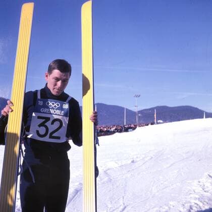 Olympische Winterspiele 1968 in Grenoble : Olympiasieger Franz Keller Nordischen Kombination mit seinen Skiern 16.02.1968 *** At the Winter Olympics in Grenoble in 1968 Olympic champion Franz Keller Nordic combined with his skis 16 02 1968 HM