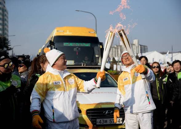 Bilder des Tages - SPORT PYEONGCHANG, SOUTH KOREA - FEBRUARY 9, 2018: Actor Jackie Chan (Chan Kong-sang), right front, takes part in the Olympic torch relay at the 23rd Winter Olympic Games Olympische Spiele Olympia OS in Pyeongchang, South Korea. Sergei Bobylev TASS  TS072EDD