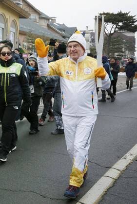 PyeongChang 2018 - Highlights der Olympischen Spiele Bilder des Tages - SPORT Pyeongchang Olympics International Olympic Committee President Thomas Bach participates in the Winter Olympics torch relay in Pyeongchang, South Korea, on Feb. 9, 2018. 