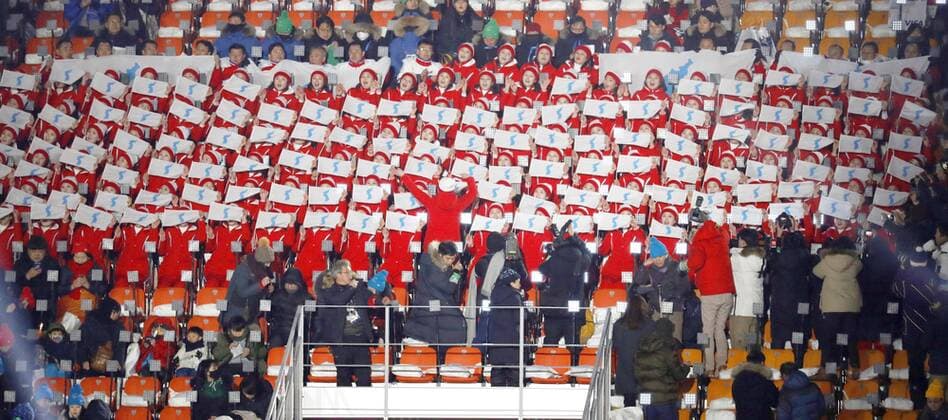Bilder des Tages - SPORT PyeongChang 2018, Eröffnungsfeier Pyeongchang Olympics North Korean cheerleaders holding Korean unification flags practice cheering at the Pyeongchang Olympic Stadium in South Korea on Feb. 9, 2018, ahead of the opening ceremony of the Winter Olympics. 