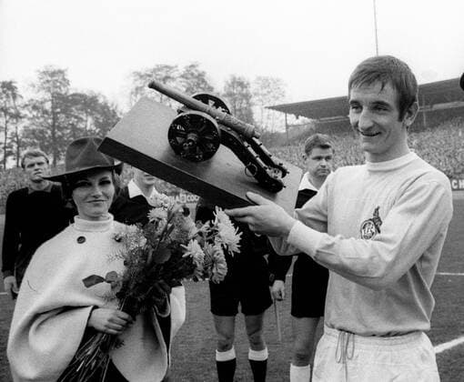 1. FC Köln - Bayern München 1:1 am 02.11.1968. Hannes Löhr (1. FC Köln) mit Torjägerkanone. *** 1. FC Cologne Bayern Munich 1 1 on 02 11 1968 Hannes Löhr 1 FC Köln with scorer Cannon HM
