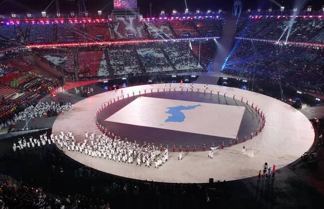Themen der Woche - SPORT Bilder des Tages - SPORT PyeongChang 2018, Eröffnungsfeier, Gemeinsamer Einmarsch von Südkorea und Nordkorea Pyeongchang Olympics Athletes of North and South Korea enter the stadium with Korean unification flags during the opening ceremony of the Pyeongchang Winter Olympics in South Korea on Feb. 9, 2018. 