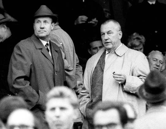 1. FC Köln - Eintracht Braunschweig 5:1 am 10.10.1964. Bundestrainer Helmut Schön (li.) und Präsident Franz Kremer (1. FC Köln) auf der Tribüne. *** 1. FC Cologne Eintracht Braunschweig 5 1 on 10 10 1964 Bundestrainer Helmut Schön li and President Franz Kremer 1 FC Cologne on the grandstand HM