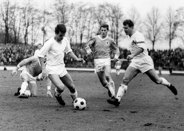 1. FC Köln - 1860 München 1:1 am 14.11.1964. Wolfgang Overath (Köln) am Ball. Mitte: Hans Reich (1860). Re.: Hans Schäfer (Köln).