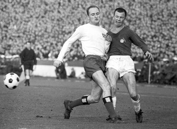 1. FC Köln - Hamburger SV 3:0 am 28.11.1964. Zweikampf Helmut Benthaus (re. Köln) Gegenspieler.