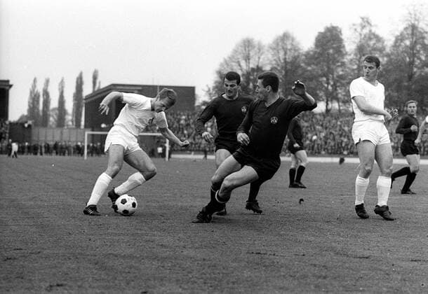 1. FC Köln - 1. FC Nürnberg 0:0 08.05.1965 Spielszene: Karl-Heinz Thielen (Köln li.) am Ball. Mitte: Tasso Wild (vorne) und Lugi Müller (beide FCN). Re: Hans Schäfer (Köln).